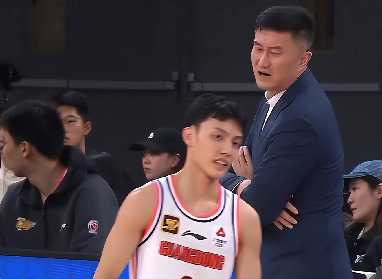 未赢先赢，球队在CBA赛场上揽获先机，占据领先的简单介绍